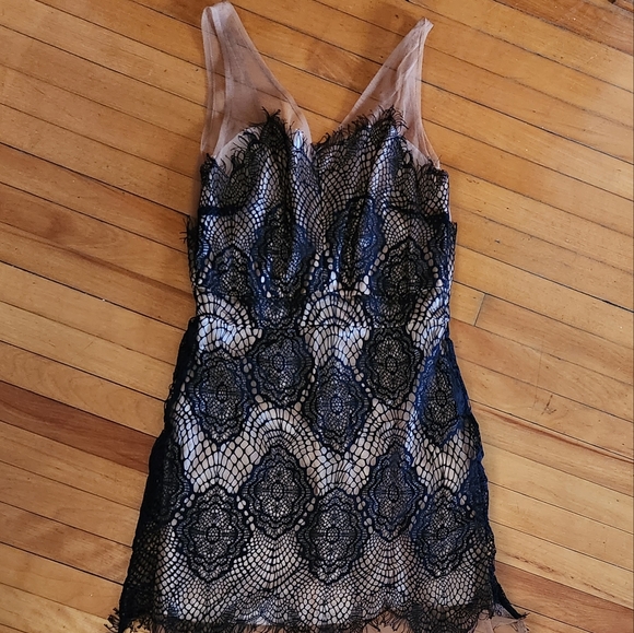 Beautiful Lace dress size small - Picture 2 of 6